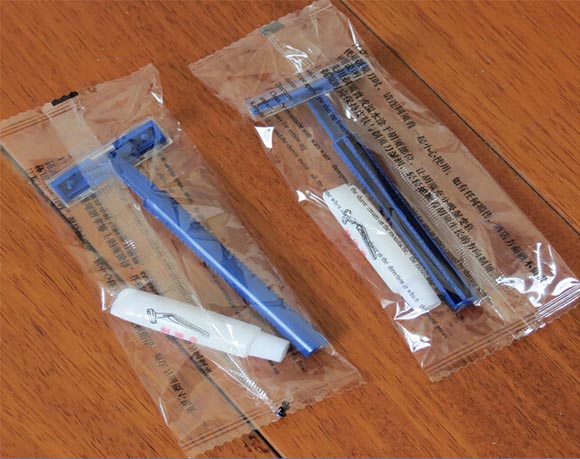 Disposable razor packaging